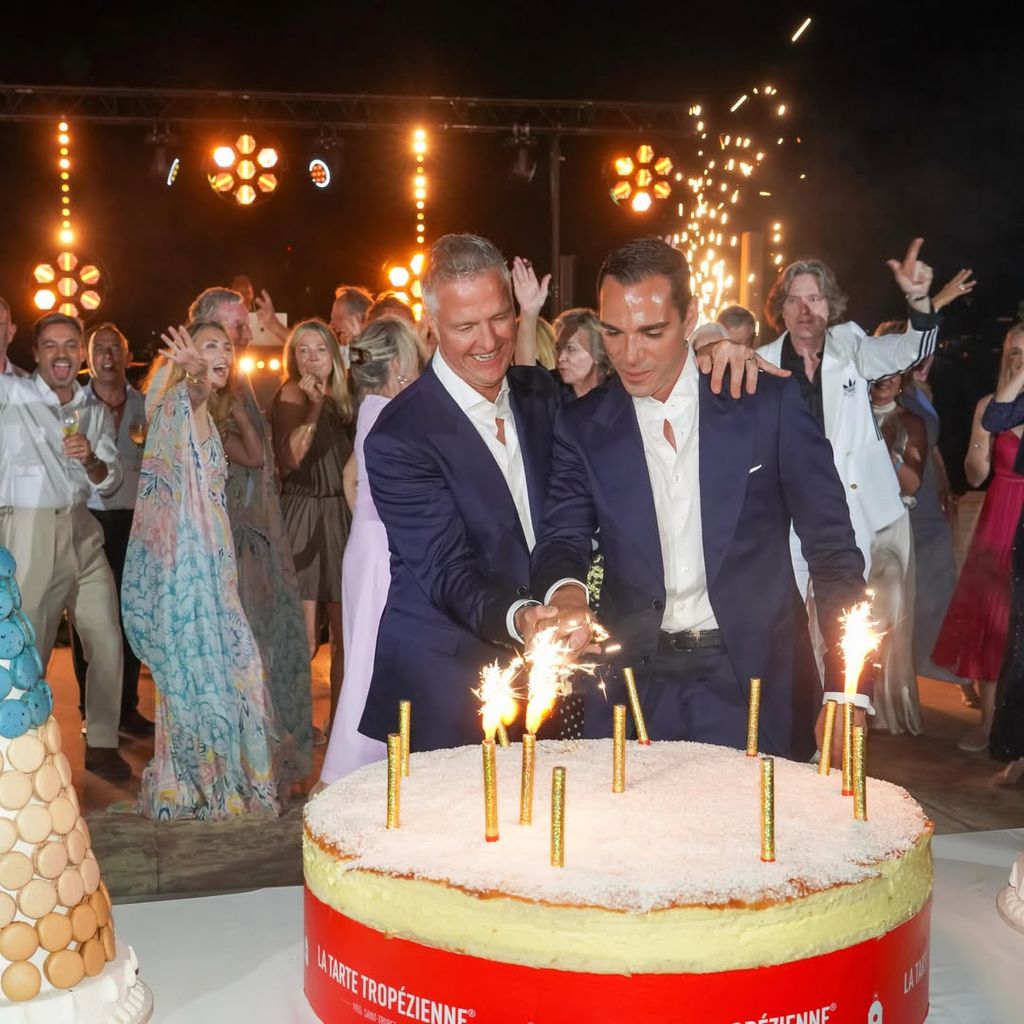Los recién casados, muy cómplices en el momento de la tarta