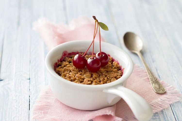 PASO A PASO: 'CRUMBLE' DE CEREZAS Y MANZANA