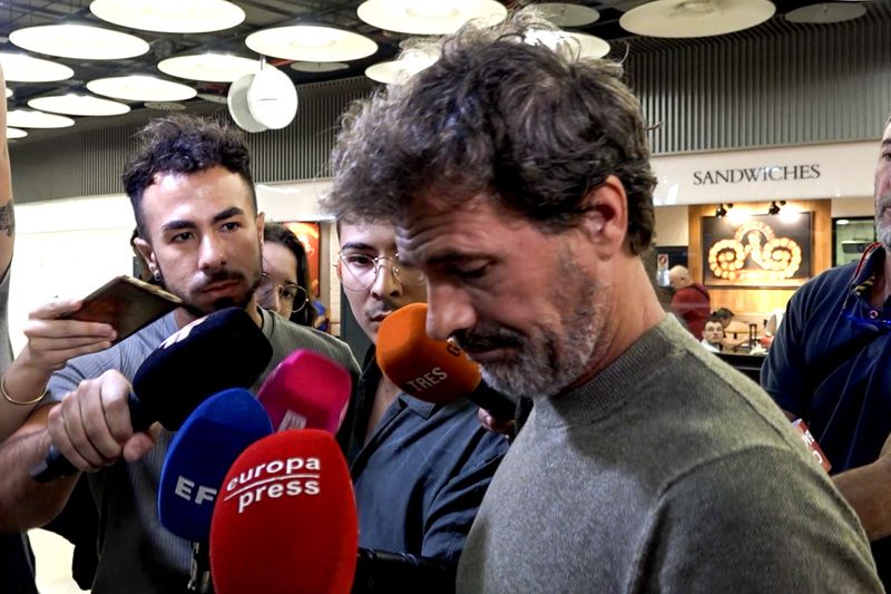 Los periodistas preguntan a Rodolfo Sancho
