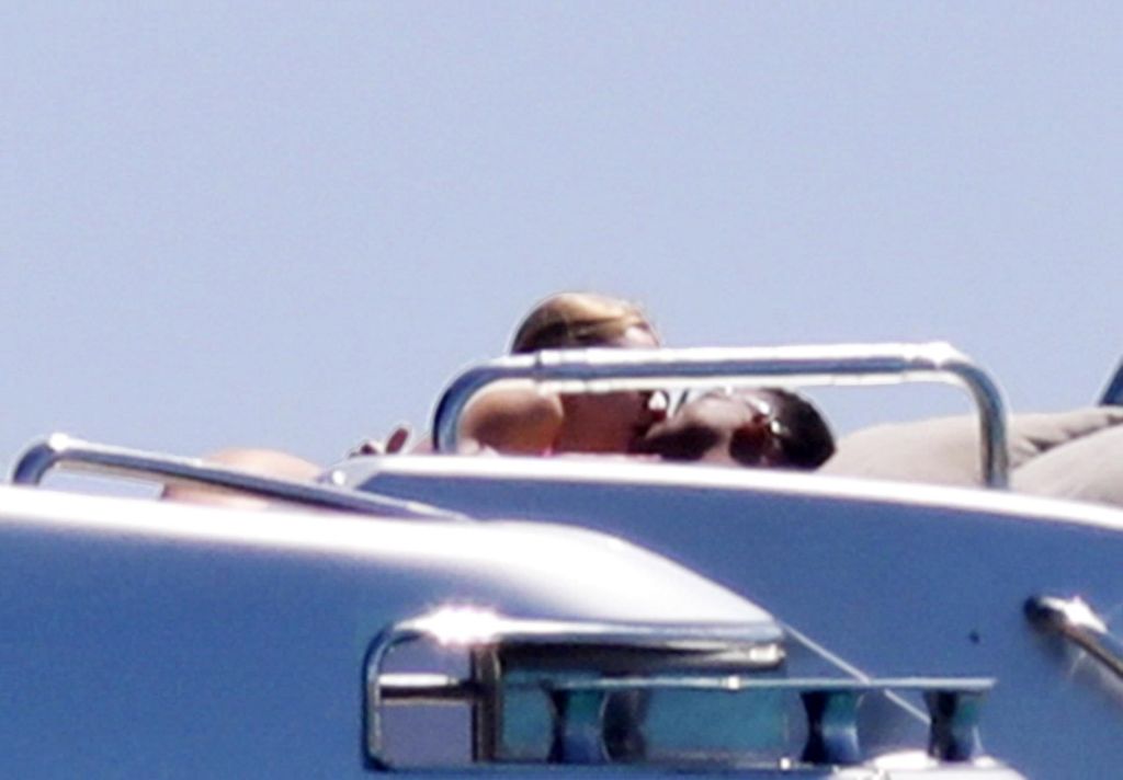 Kylian Mbappé y Ester Expósito intercambiaron románticos besos mientras tomaban el sol juntos.