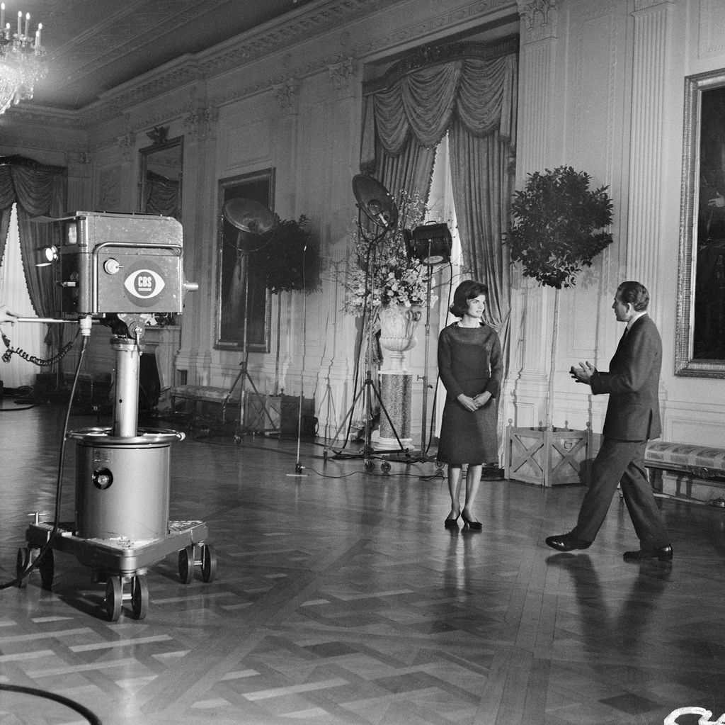 Jackie Kennedy con un periodista de la CBS