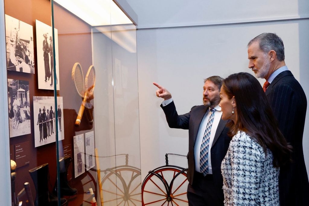 Los Reyes, ante una de las vitrinas con objetos personales de la reina Victoria Eugenia 