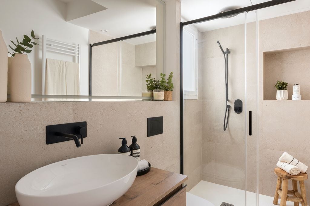 Baño con hornacina en la ducha.