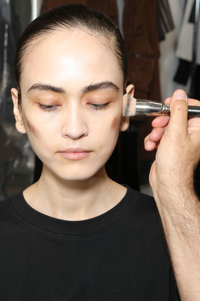 Maquillador maquillando a una modelo para el desfile de Dhruv Kapoor en el desfile de Milán, el 17 de junio de 2024