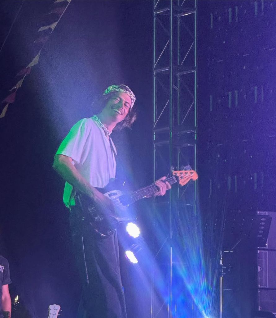 La cantante captó a su novio en plena acción como guitarrista. 