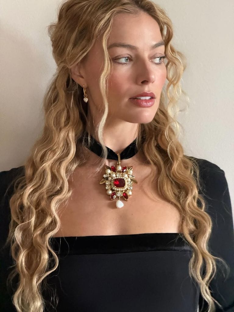 Los rizos que lleva están lejos de ser perfectos, y ese es el punto.