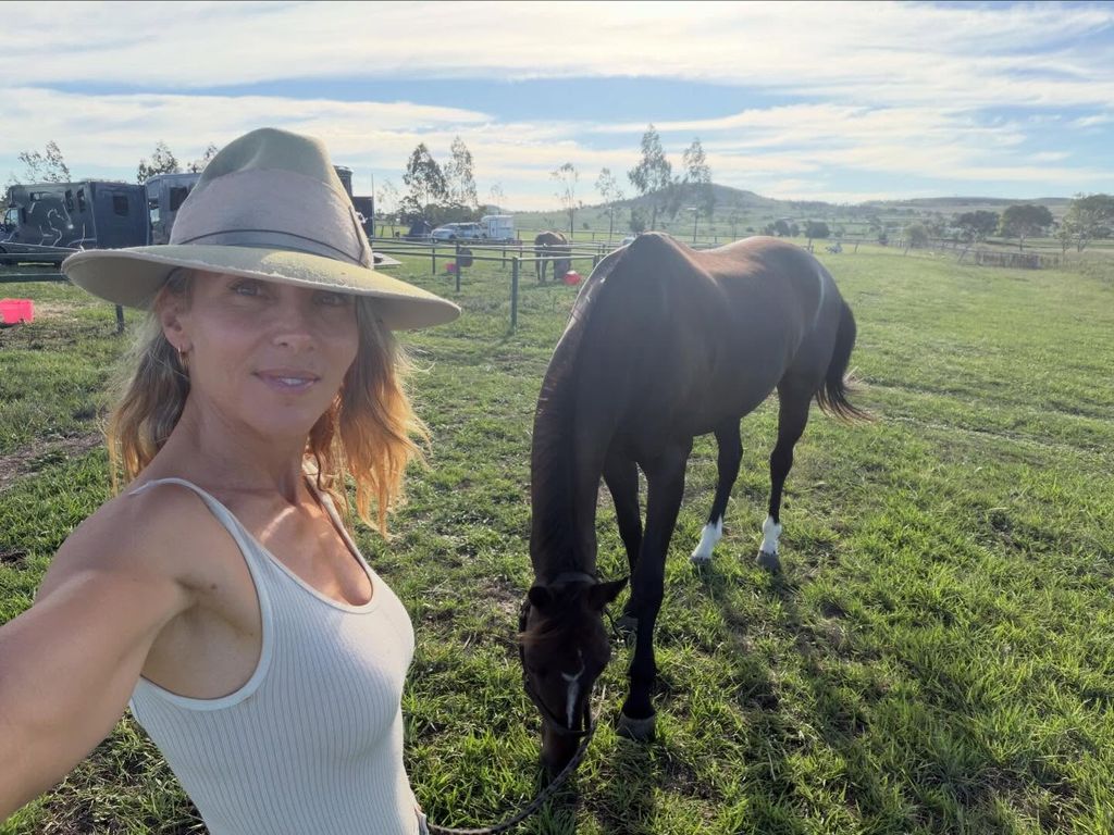 Elsa posa con su caballo