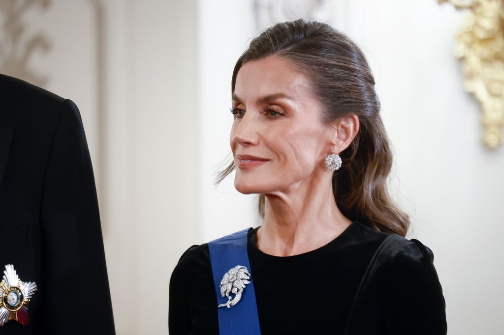 La reina Letizia se ha convertido en protagonista de la velada al desempolvar algunas de las joyas más solemnes del joyero real