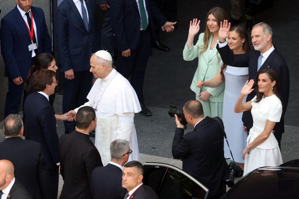 Los Reyes con Leonor y Sofía saludan mientras el Papa León XIV estrecha la mano del alcalde de Madrid, José Luis Martínez-Almeida, y su esposa, Teresa Urquijo