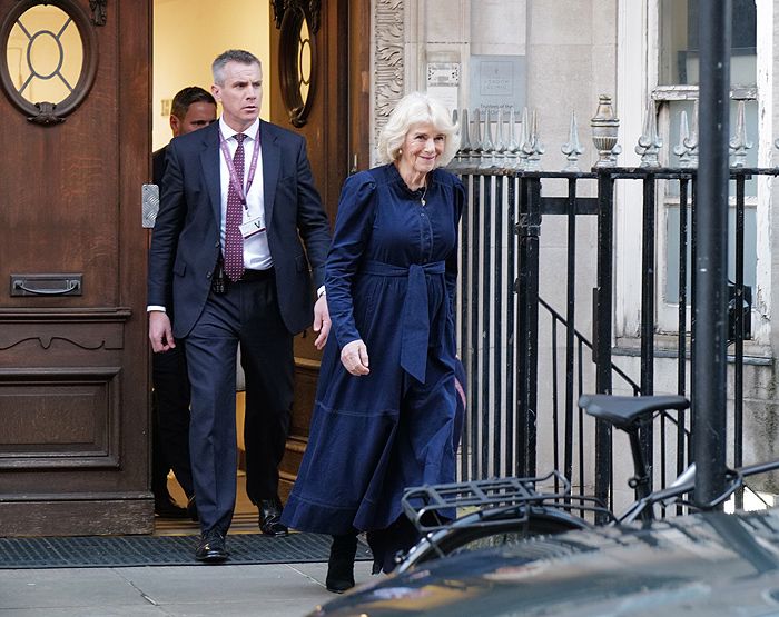 La reina Camilla, muy sonriente saliendo de la Clínica de Londres