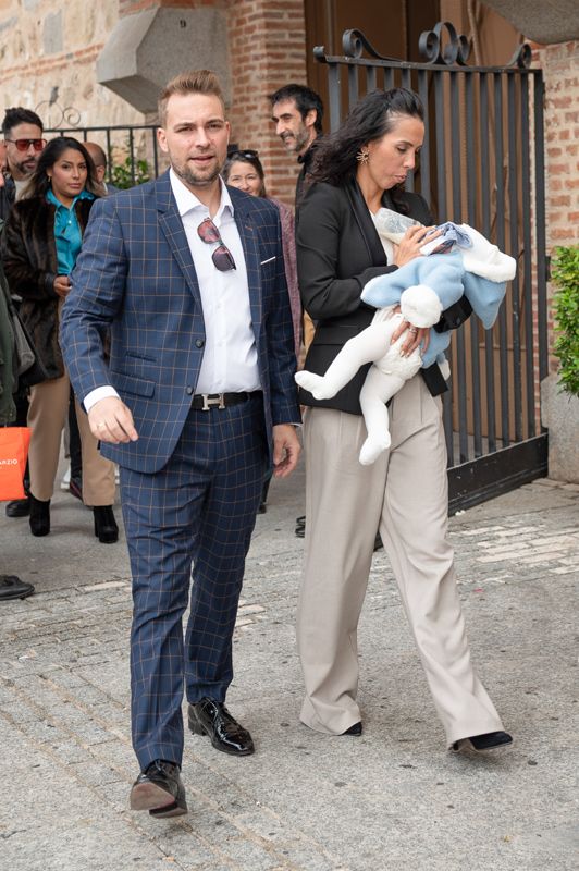 José María Almoguera y Paola Olmedo en el bautizo de su hijo