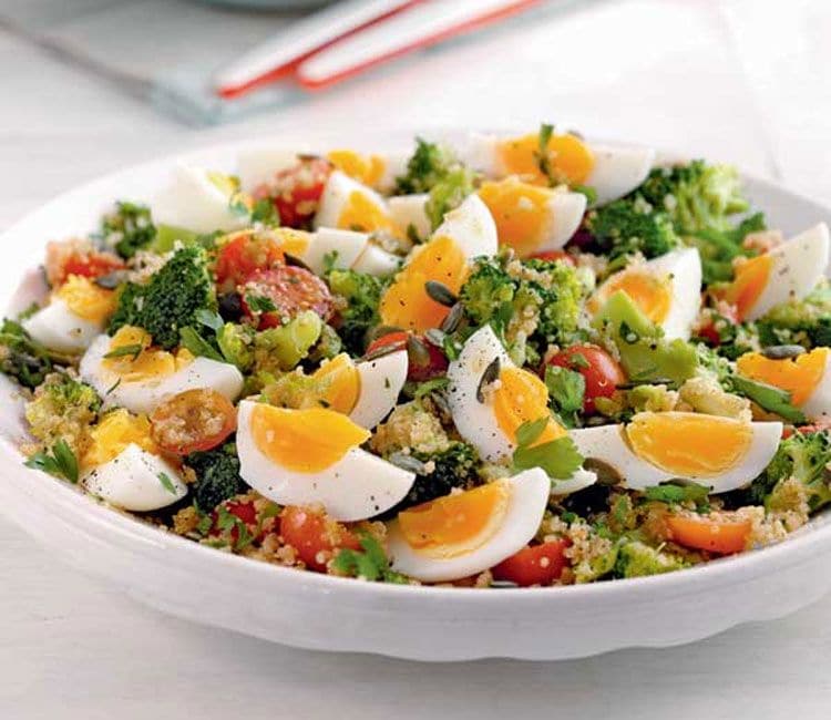 Tabulé de huevos cocidos con brócoli y tomatitos cherry