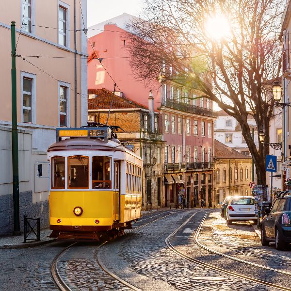 Lisboa, un tranvía amarillo en una calle.
