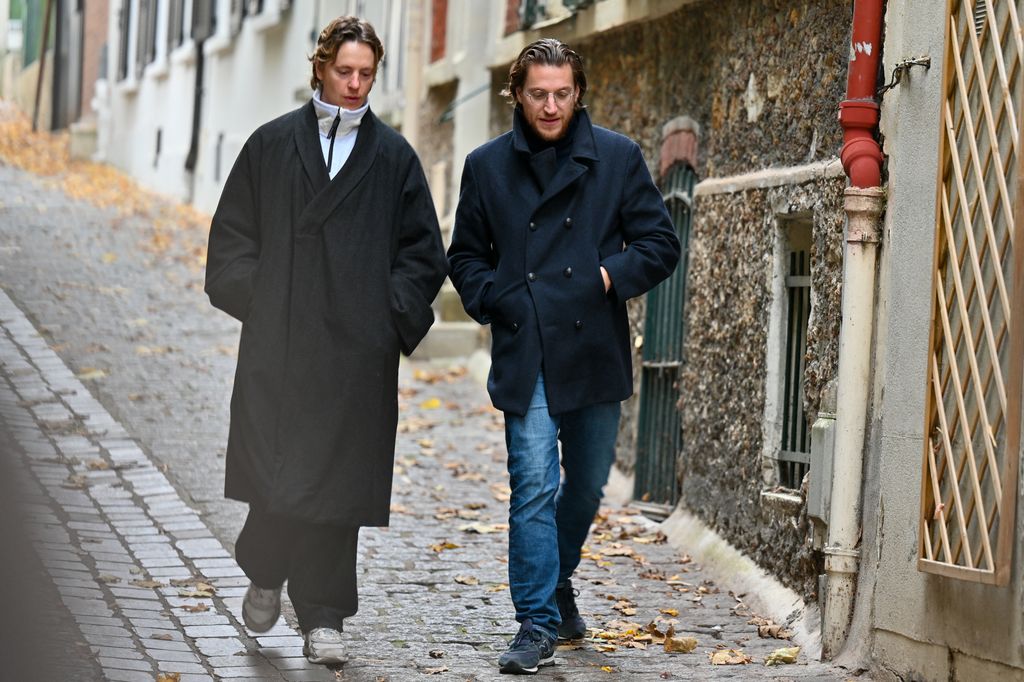 Pierre y Jean Sarkozy acudiendo a la casa de su padre para reencontrarse con el expresidente tras su salida de prisión