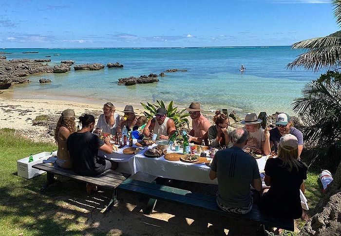 Elsa Pataky y Chris Hemsworth con amigos