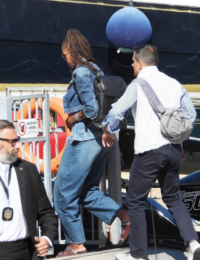 Michelle Obama llegó antes que Barack al yate de Steven Spielberg. en Portofino. 