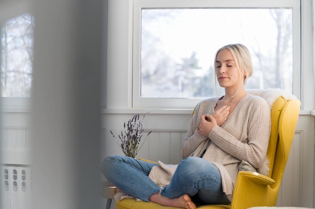 mujer meditando en casa
