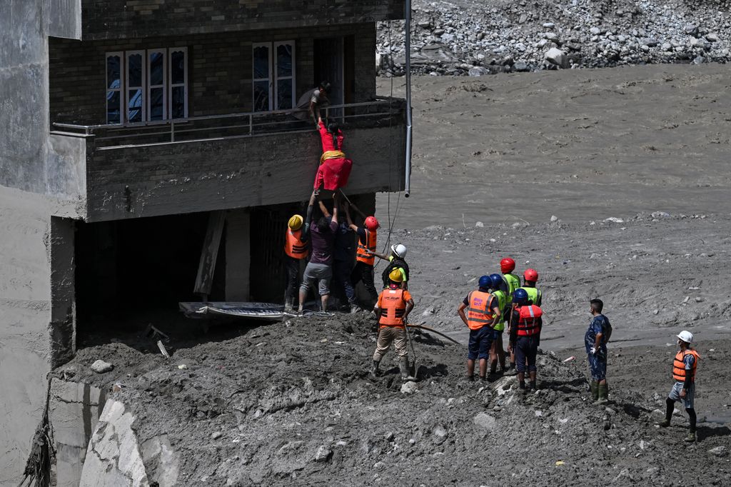 La catástrofe ha golpeado una región muy frecuentada por turistas, montañeros y peregrinos que se dirigen a los lugares sagrados del monte Kailash y el lago Mansarovar