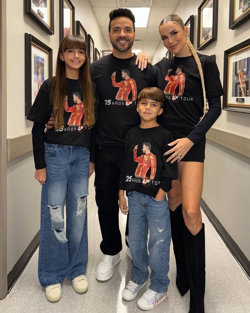 Luis Fonsi y Agueda Lopez con sus hijos
