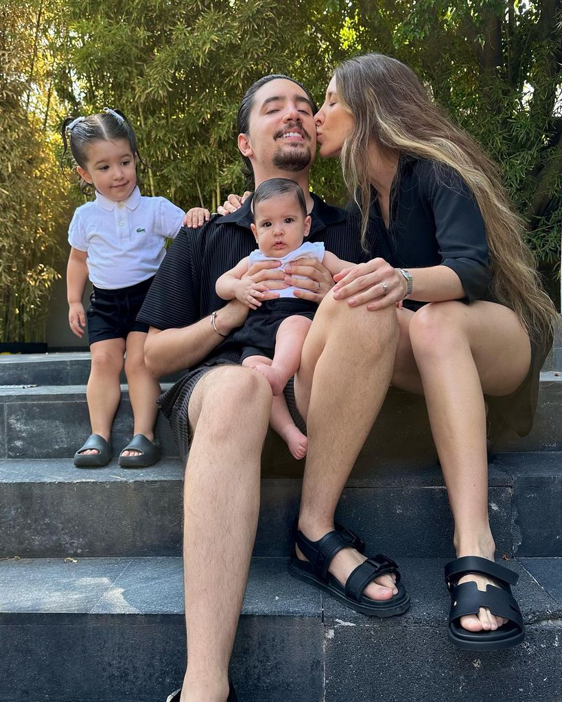 Alex Fernández y sus hijas