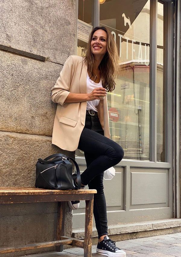 Eva González con pitillo y americana