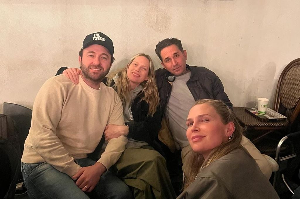 Erin Foster y Simon Tikhman en la grabación de Nadie quiere esto