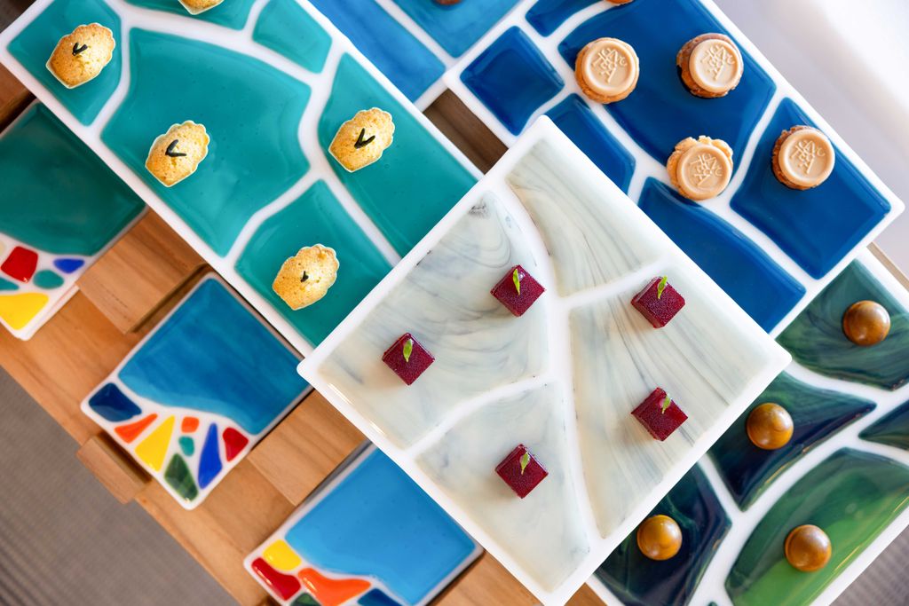 Enoteca Paco Pérez reinterpreta el trencadís de Gaudí en una espectacular bandeja de petit fours creada junto a los artesanos Adorno.
