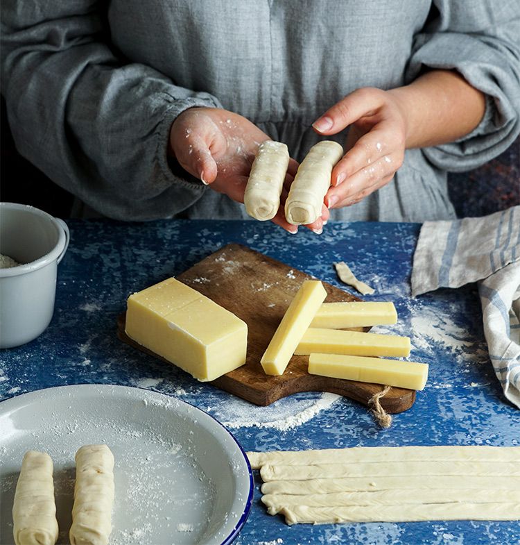 Mujer preparando tequeños en casa