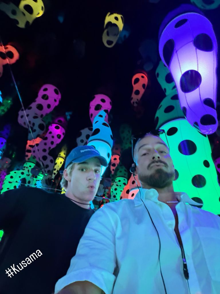 Ricky Martin y su hijo Matteo en la exposición de Yayoi Kusama en el Almaty Museum of Arts.