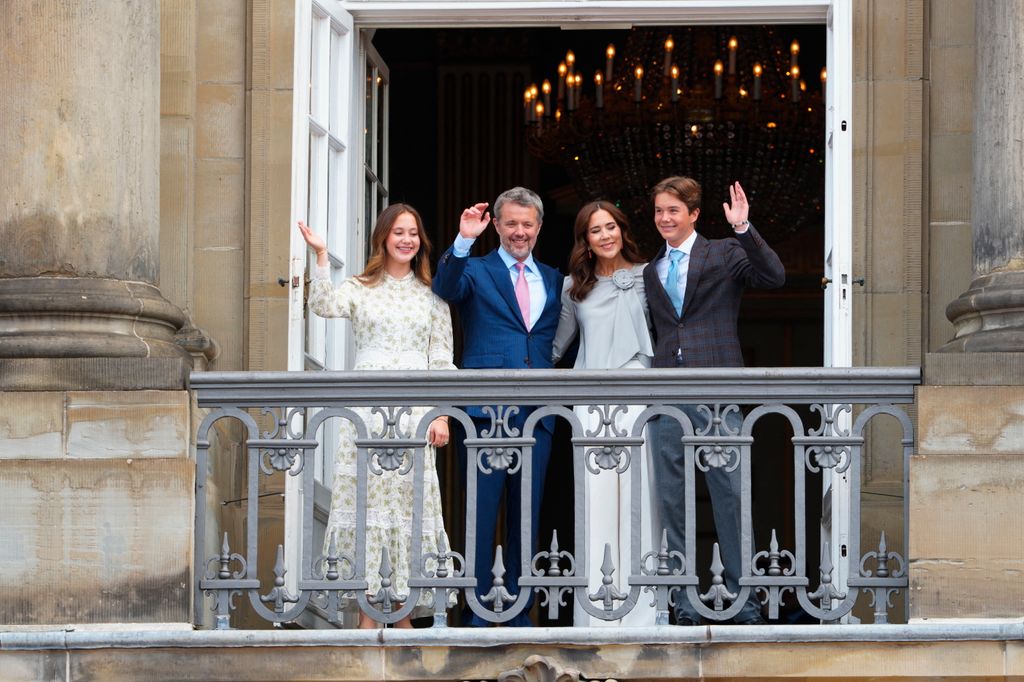 El rey Federico, que cumple 58 años, saliendo sa ludar al balcón del Palacio de Amalienborg (Copenhague) junto a su mujer, la reina Mary, y dos de sus hijos: Josephine y Vincent, el 26 de mayo de 2026