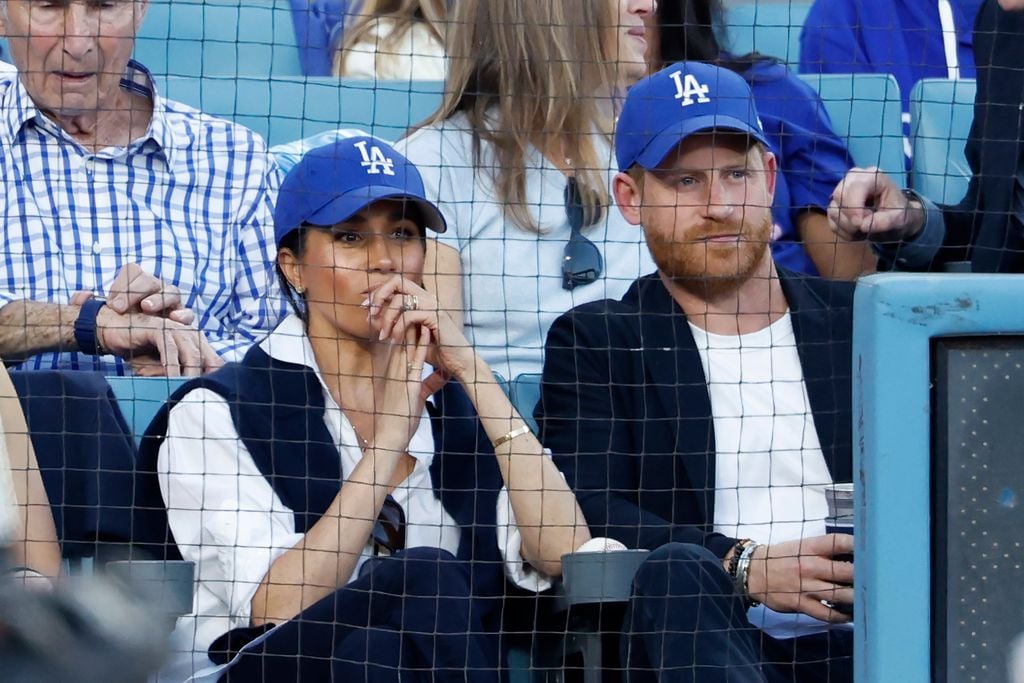 El príncipe Harry y Meghan Markle viendo el partido de la Serie Mundial de los Dodgers en Los Ángeles el 28 de octubre de 2025