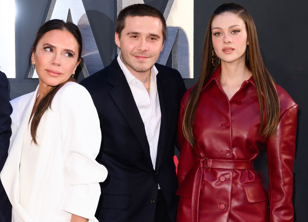 Victoria Beckham, Brooklyn Beckham y Nicola Peltz en el estreno del documental 'Beckham' en Londres en octubre de 2023