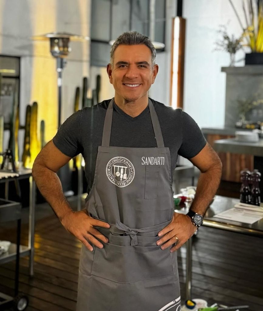 Héctor Sandarti está tomando clases de cocina para estar listo.