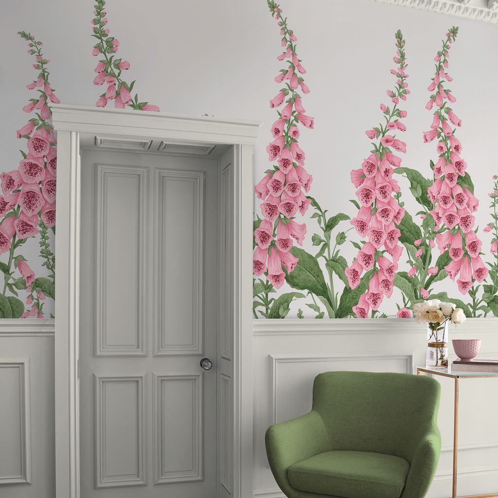 Pared con zócalo blanco y mural de flores