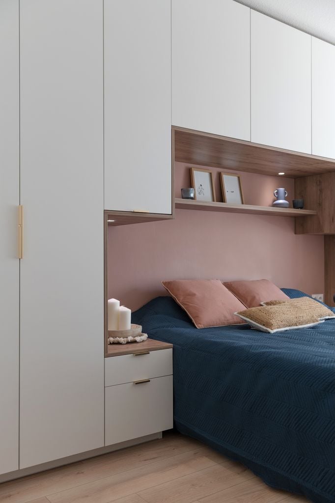 Dormitorio con mueble tipo puente.