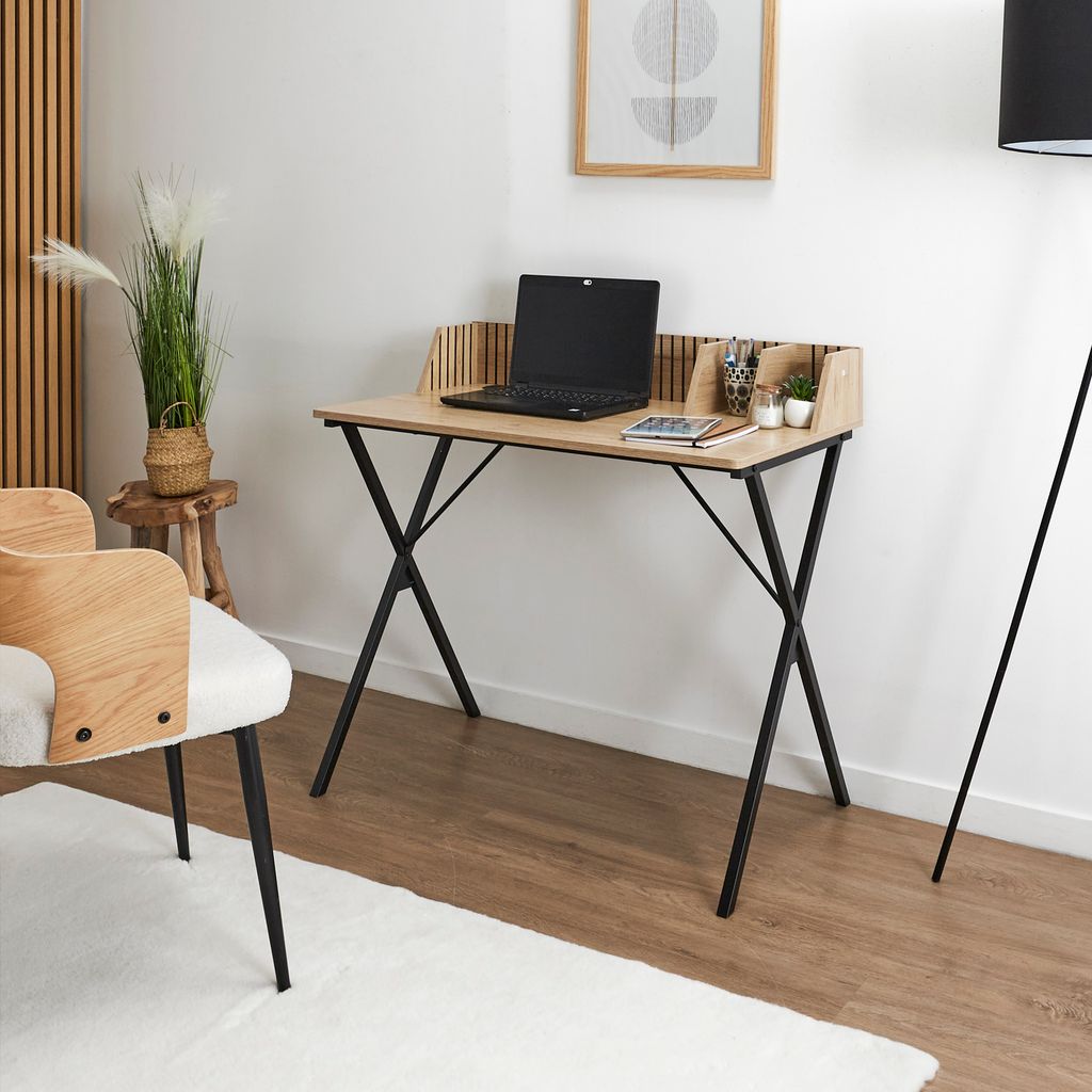 Escritorio de roble y patas metálicas negras