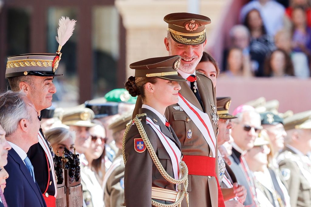 La princesa Leonor recibe la Gran Cruz del Mérito Militar de manos del rey Felipe
