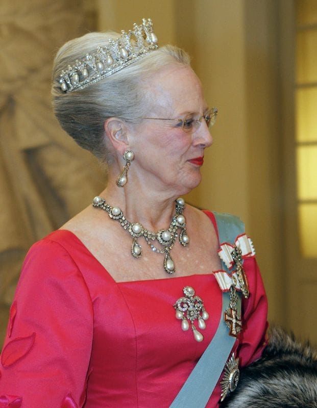 Tiaras que pertenecen al joyero personal de la reina Margarita II, y que pueden viajar al extranjero