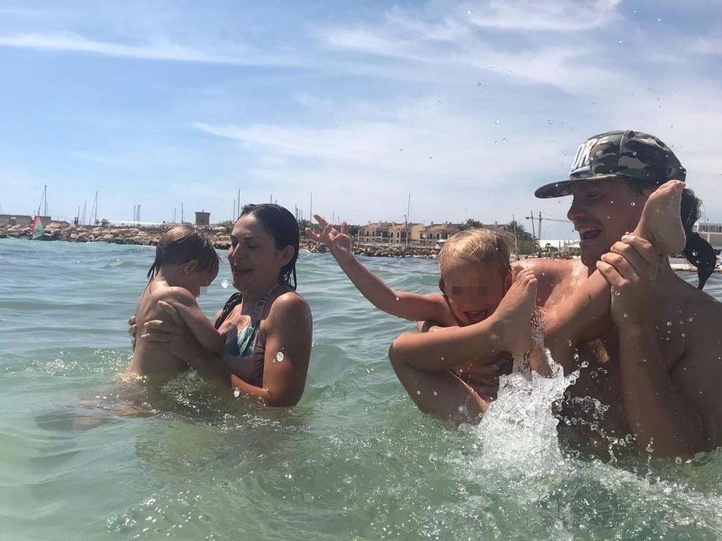 Grison en la playa con su mujer y sus dos hijos
