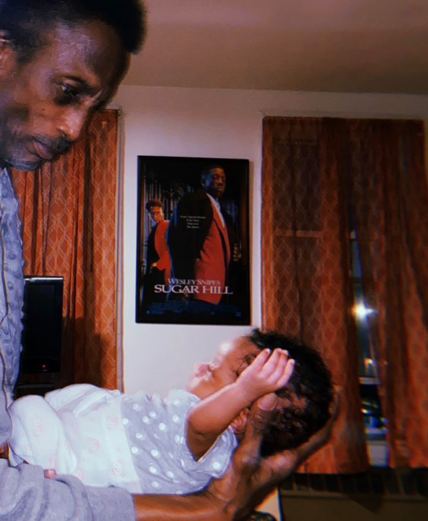 Su hija comparte fotos en redes sociales del actor junto a su nieta