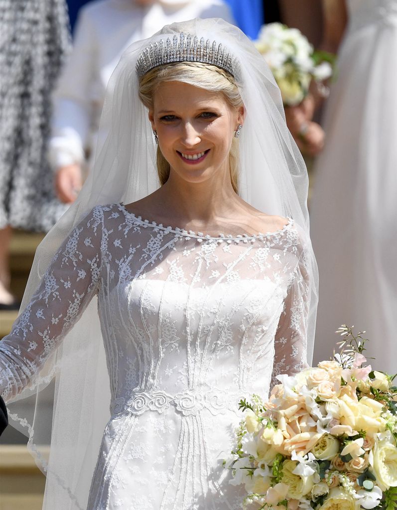 Lady Gabriella Windsor junto a la tiara de diamantes