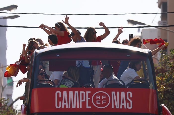 Las jugadoras de la Selección en un bus por las calles de Ibiza