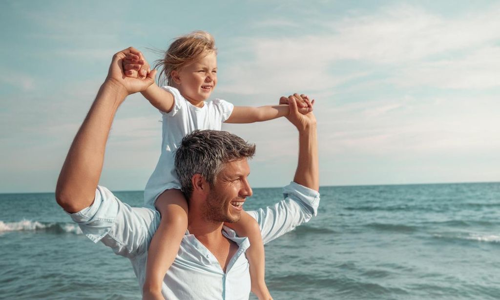 padre con hija en hombros