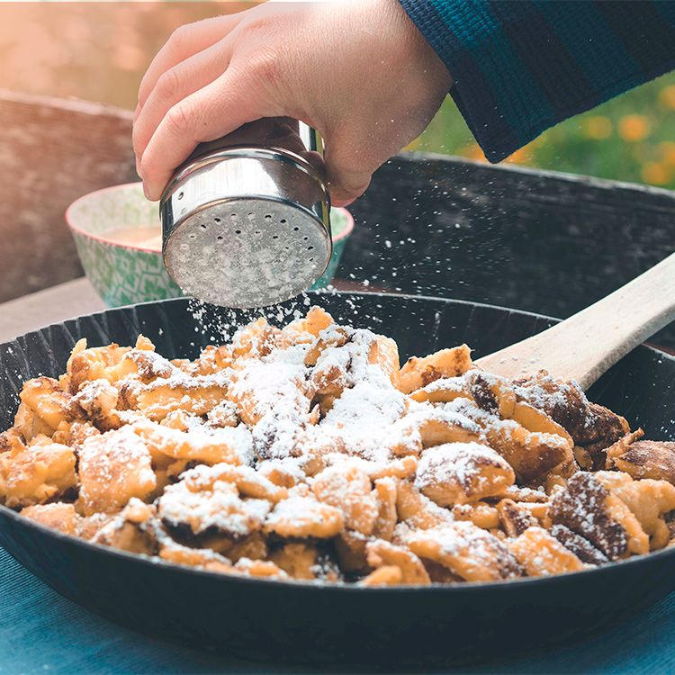 Echando azúcar glas al 'Kaiserschmarrn'