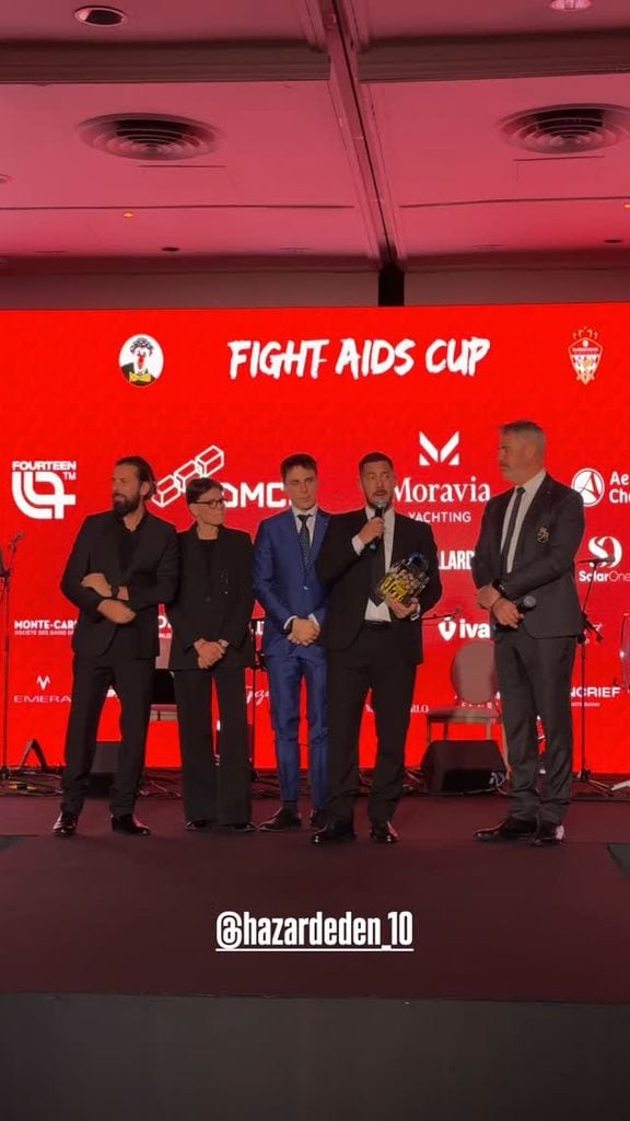 Louis Ducruet, junto a su madre, escuchando el discurso de agradecimiento del jugador Eden Hazard