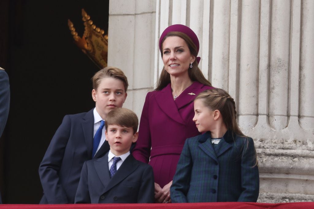 Imagen de archivo de la princesa de Gales con sus tres hijos en el balcón del Palacio de Buckingham