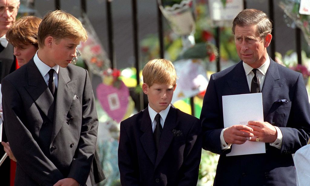 Los príncipes William, Harry y Carlos