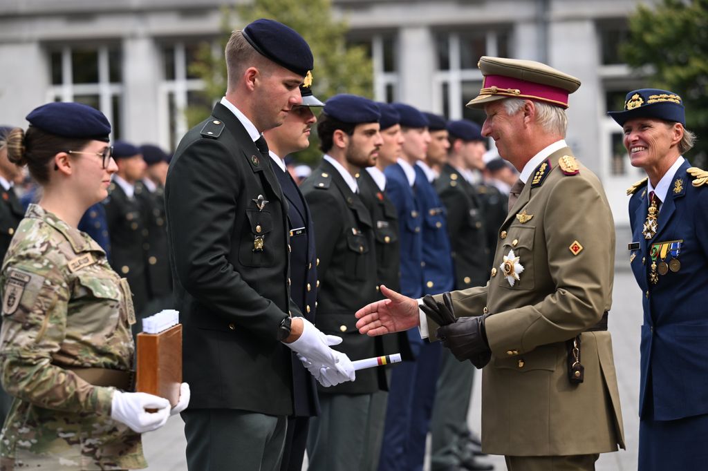 Felipe de Bélgica estrecha la mano de su hijo Gabriel tras graduarse en la Escuela Militar