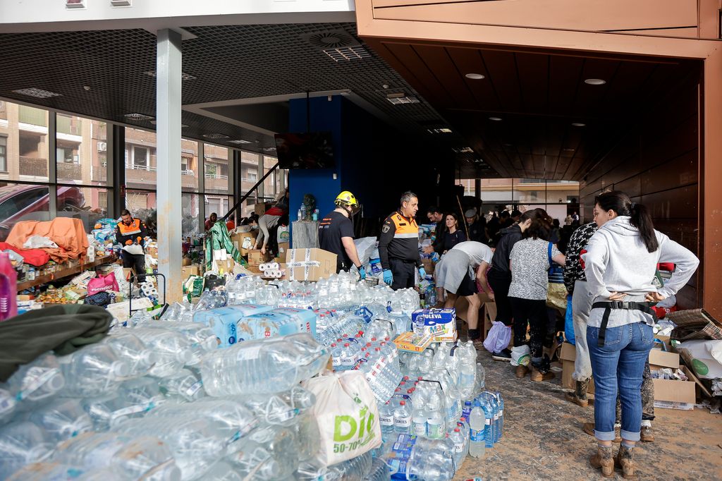 Voluntarios ayudando con las donaciones en Valencia