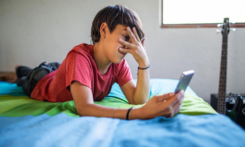 Niño mira al móvil